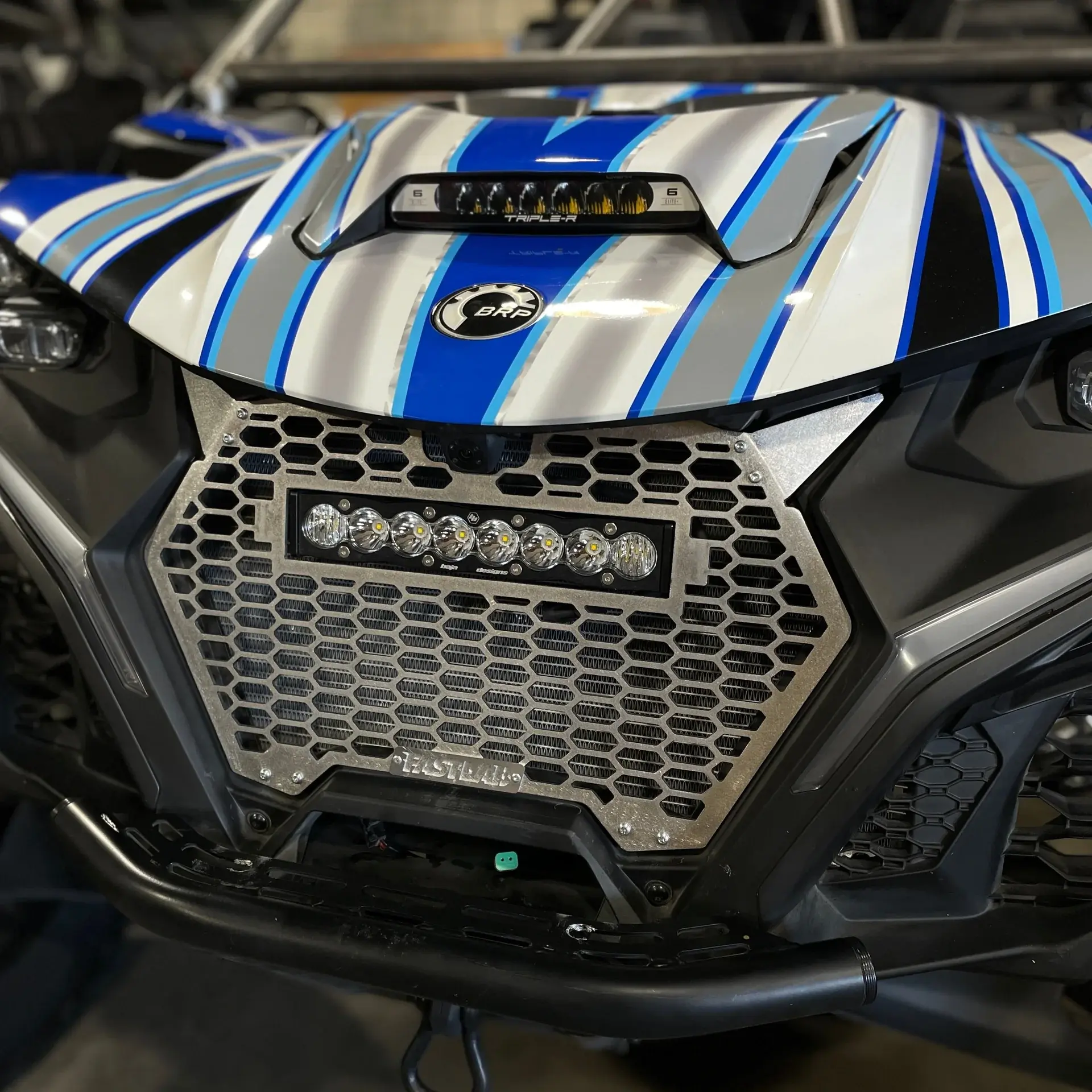Maverick R Grill With S8 Light Bar — view 5